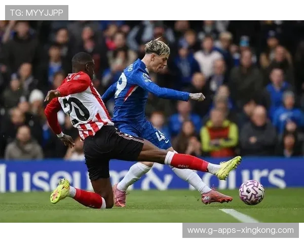 切尔西中卫在比赛中展现出顽强防守力 切尔西中卫在比赛中展现出顽强防守力